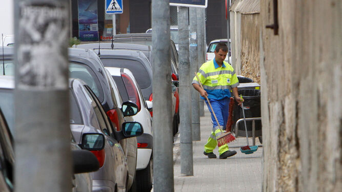 Un trabajador de la empresa Vertresa barre una calle del centro, en una imagen de archivo.