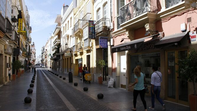 Una imagen de la calle Larga en la que se puede comprobar la poca actividad del centro durante el día.