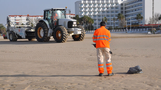 Una de las máquinas que desarrolla tareas de limpieza en la playa de Valdelagrana.