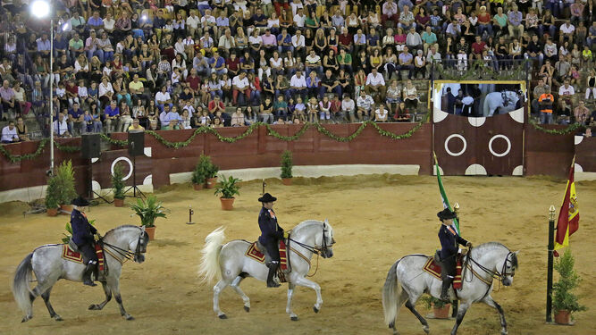Un momento del espectáculo de la Real Escuela Andaluza de Arte Ecuestre que anoche llenó la plaza de toros isleña.
