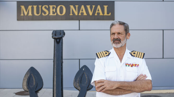 El capitán de navío Vicente Pablo Ortells Polo, fotografiado en el acceso principal al recinto del Museo Naval de San Fernando.