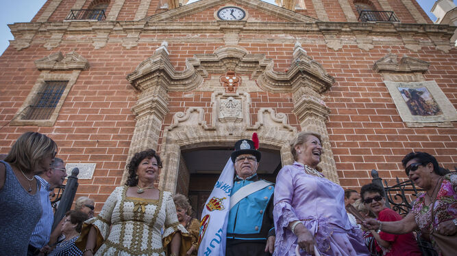 Miembros de la asociación histórico cultural 24 de Septiembre, ayer, a las puertas de la Iglesia Mayor Parroquial.