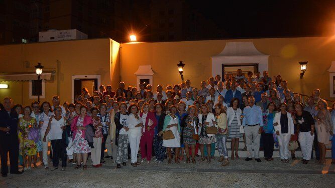 Miembros de la Asociación  Gaditana de Jubilados Docentes, durante el cóctel celebrado en el Baluarte de Los Mártires tras la presentación de la actividades para el curso 2017-18.