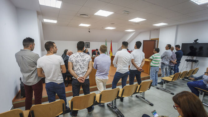 Los acusados, ayer en el Juzgado de lo Penal número 4 de Cádiz mientras escuchaban la sentencia.