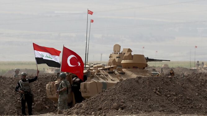 Soldados turcos e iraquíes, ayer en unas maniobras conjuntas en la frontera.