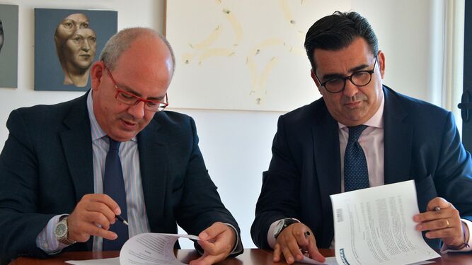 Sánchez Rojas y Otero, durante la firma del acuerdo.