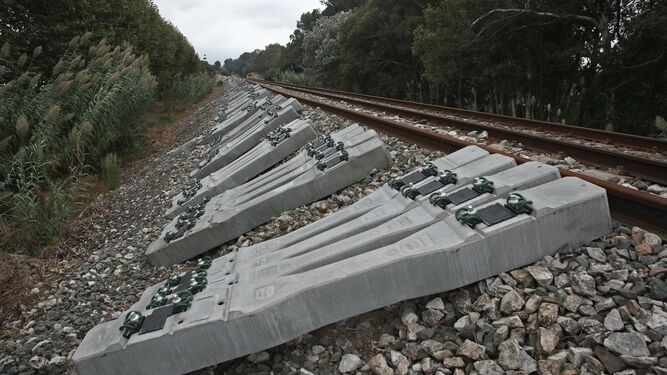 Varias traviesas que serán colocadas en la línea férrea hacia Algeciras.