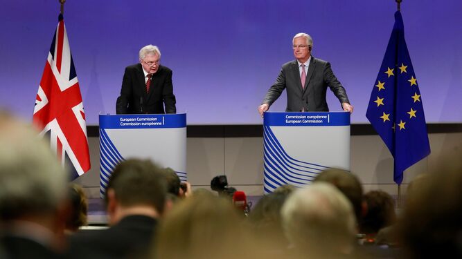 El secretario de Estado británico para el 'Brexit', David Davis (izqda.), y el jefe negociador de la UE, Michel Barnier, en la rueda de prensa de ayer en Bruselas.