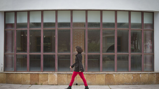 Una mujer cruza delante de los ventanales de las instalaciones que están cerradas desde junio de 2009.