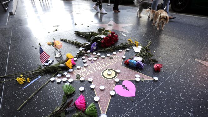 La estrella dedicada Tom Petty en el Paseo de la Fama de Hollywood, adornada con flores y velas.