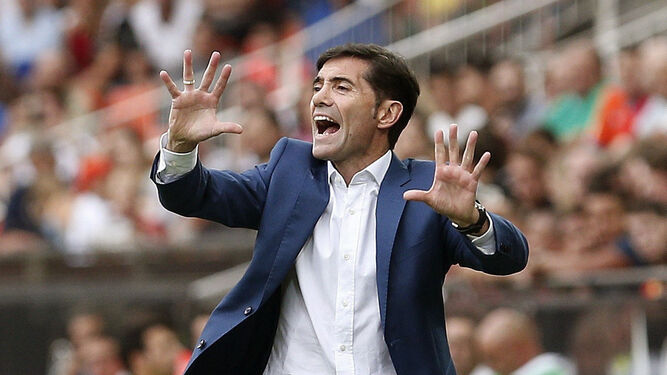 Marcelino hace un gesto enérgico durante un partido.