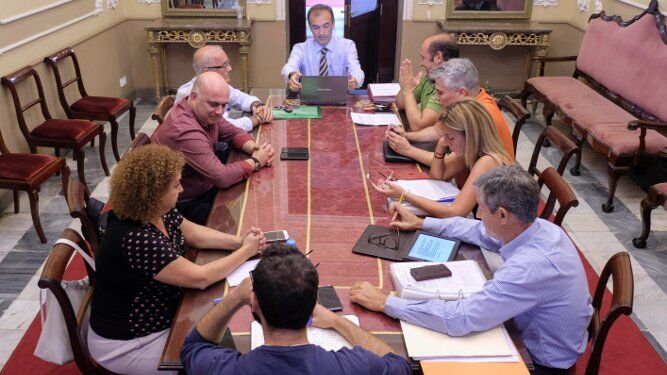 Imagen del consejo de administración celebrado ayer en la sala de Junta de Gobierno del Ayuntamiento.
