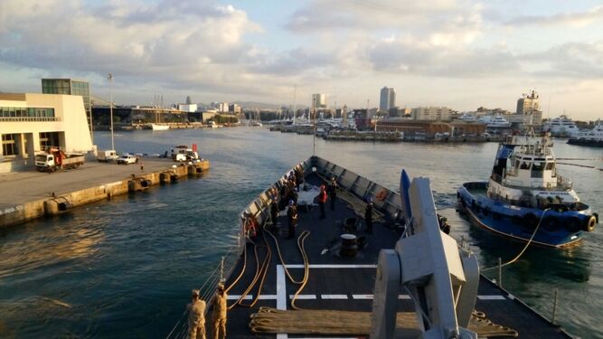 La fragata 'Navarra' entrando en el puerto de Barcelona ayer, donde permanecerá hasta el sábado.
