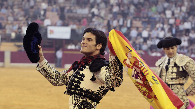 José Garrido, en la foto dando la vuelta al ruedo ayer en Zaragoza, fue el trunfador de la tarde cortando una oreja de cada uno de los toros de su lote.