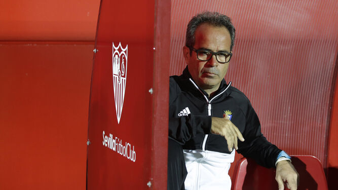 Mirada perdida de Álvaro Cervera mientras ocupa su lugar en el banquillo visitante de la ciudad deportiva del Sevilla.