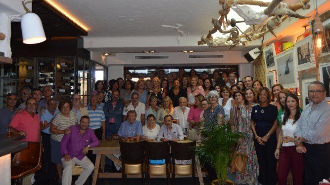 La homenajeada María Luisa Ulibarri aparece con el grupo de compañeros, durante el almuerzo celebrado en el restaurante Arsenio Manila con motivo de su jubilación tras más de cuarenta años desempeñado su actividad profesional en la Diputación Provincial de Cádiz.