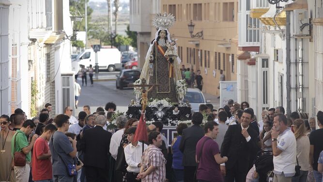 La Virgen de la asociación de vecinos Patrona del Mar recorriendo el barrio.
