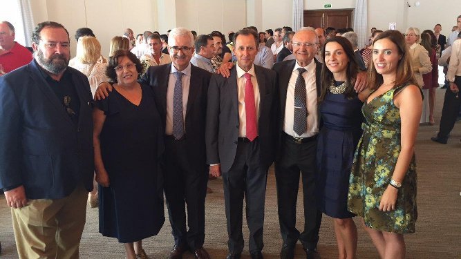 Los ex alcaldes de Chiclana José de Mier y Manuel Jiménez Barrios junto a José María Román, Juan Llull, Dolores Meilán y Antonia y María Luisa Llull.