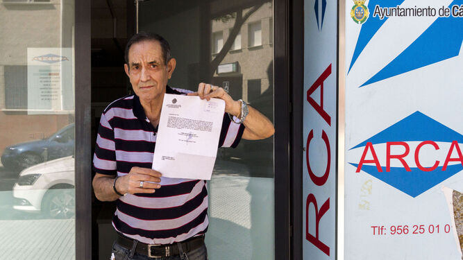 El presidente de ARCA, a la puerta de la sede de la asociación, con la carta que le anuncia el desalojo.