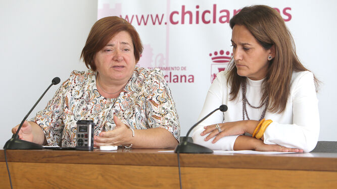 Cándida Verdier y Ana González, ayer en la sala de prensa del Ayuntamiento.