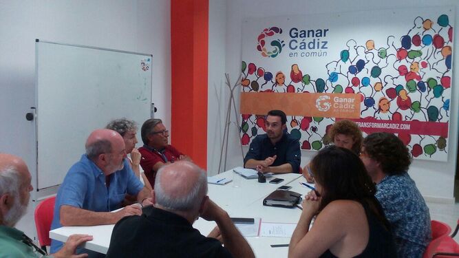 Momento de la reunión entre los concejales de Ganar Cádiz y los miembros de la APDHA.