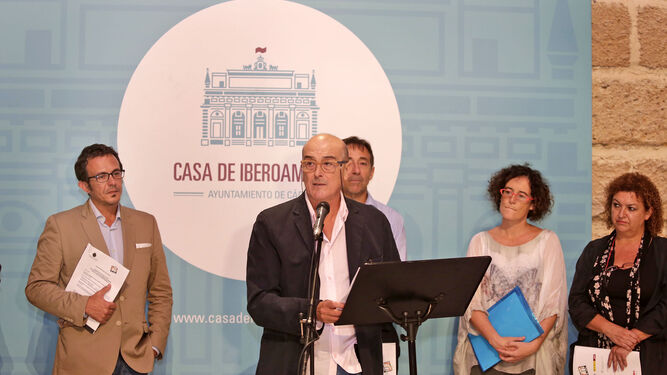 El director del FIT, Pepe Bablé, rodeado por el alcalde de Cádiz, José María González, Pepe Marchena de la UCA, Mariana González y la concejala Eva Tubío.
