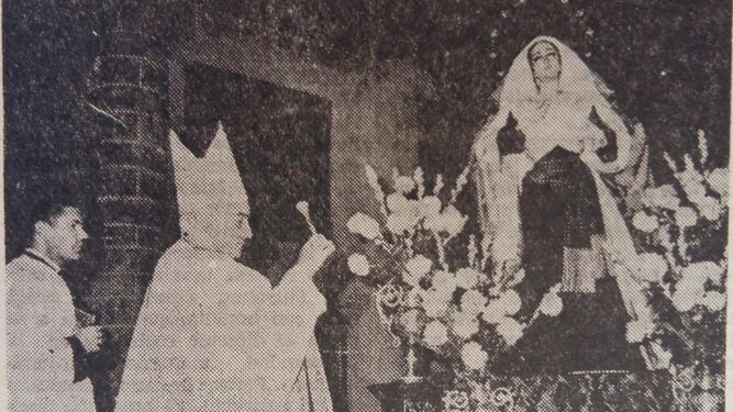 A la izquierda, momento de la bendición de la Virgen hace 50 años. A la derecha, la Virgen en el altar instalado estos días en Santa Cruz.