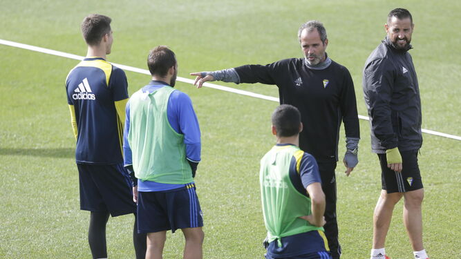 Álvaro Cervera da instrucciones a tres jugadores durante el entrenamiento desarrollado el pasado miércoles en El Rosal.