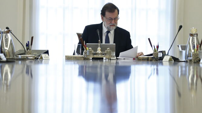 Rajoy lee un papel en el Consejo de ministros para activar el 155