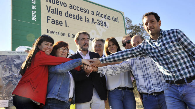 El consejero, la alcaldesa, otras autoridades y miembros de la plataforma, ayer en Alcalá del Valle.