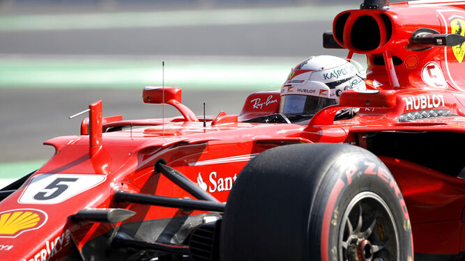 Vettel, en uno de sus giros en México.