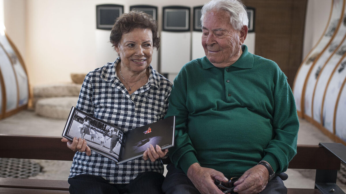 María Aleu y Antonio Hidalgo, con el álbum oficial de la campaña electoral de Anne Hidalgo a la Alcaldía, hace unos días en el Zaporito isleño.