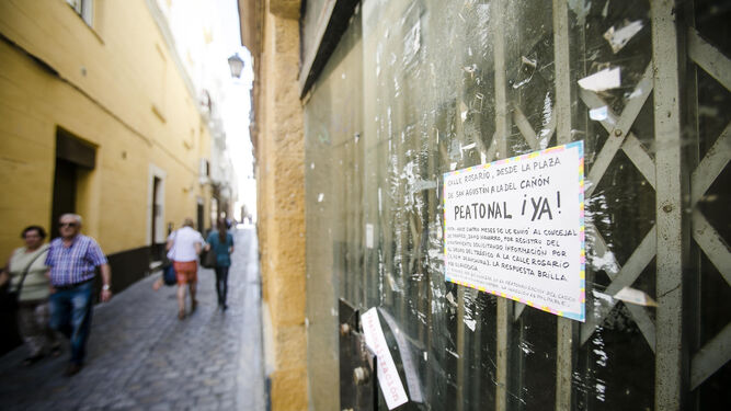 Un cartel reclamando la peatonalización de la calle Rosario, en una imagen de archivo.