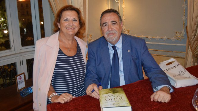 La veterana historiadora Amparo Bellón con el escritor Jesús Maeso, durante la firma de ejemplares.