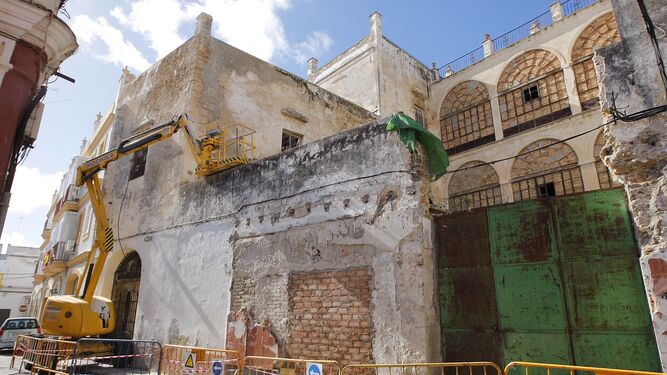 Una grúa, en la fachada trasera de la Casa Lazaga, donde se están llevando a cabo trabajos para garantizar la seguridad durante la redacción del proyecto.