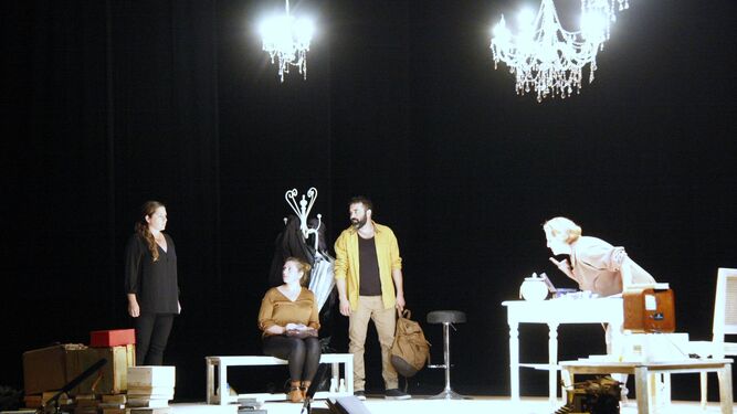 Un instante de la representación de la obra del autor Juan García Larrondo, en el teatro Pedro Muñoz Seca.
