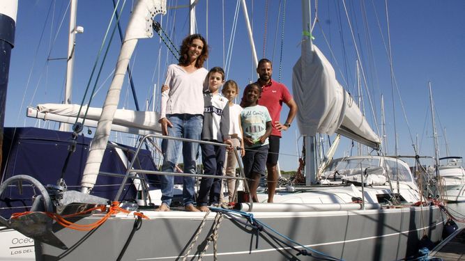 Pierre y María, con sus tres hijos, a bordo de su velero 'Soledad' ayer en Puerto Sherry.