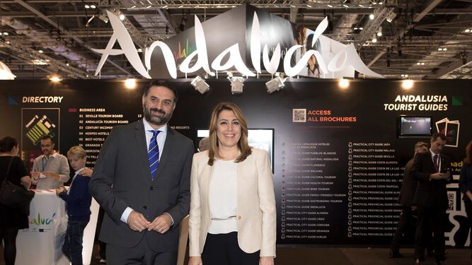 La presidenta de la Junta de Andalucía, Susana Díaz , junto al consejero de Turismo, Francisco Javier Fernández, ayer en la inauguración de la WTM.