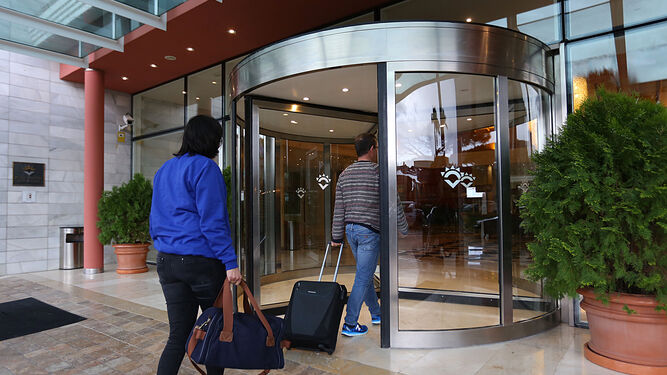 Una pareja entra en uno de los hoteles del Novo, en una imagen de archivo.