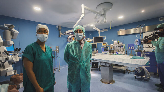 Juan Luis Belizón, a la derecha de la imagen, visita el quirófano de Neurocirugía.