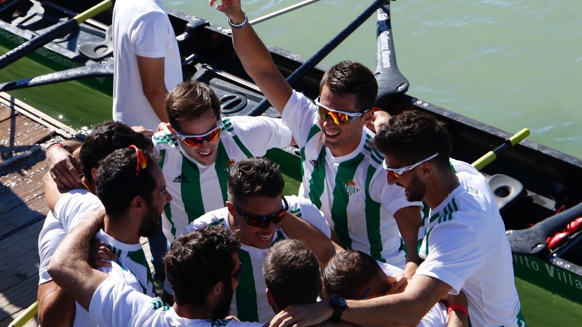 El equipo bético celebra el triunfo en la regata Sevilla-Betis
