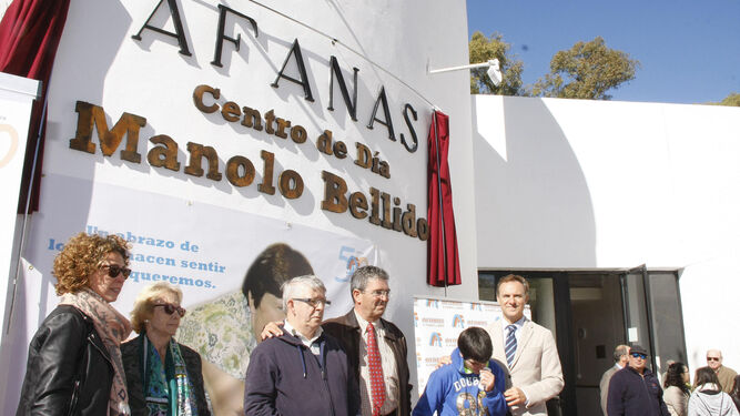 La presidenta de Afanas, el delegado territorial de Igualdad, Salud y Políticas Sociales y el alcalde, con familiares de Manolo Bellido durante el acto.