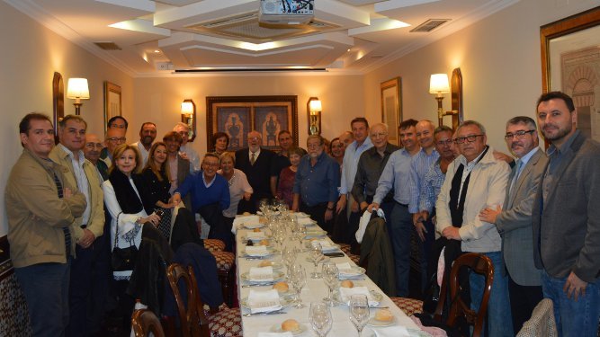 El homenajeado Manuel Aragón Aragón aparece en la imagen rodeado de todos los compañeros que asistieron al almuerzo en el restaurante El Faro, con motivo de su jubilación, tras cuarenta y ocho años de vida profesional.