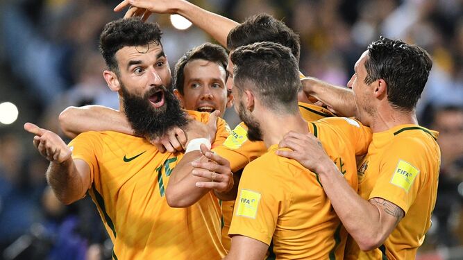 Jedinak celebra con los suyos uno de los goles australianos