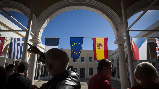 El patio de la escuela San José, adornado con la banderas de la Unión Europea y de los países del proyecto Erasmus+ en el que participa el centro.