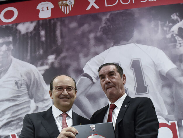 Las im&aacute;genes de la entrega del  X Dorsal de Leyenda del Sevilla FC a Montero
