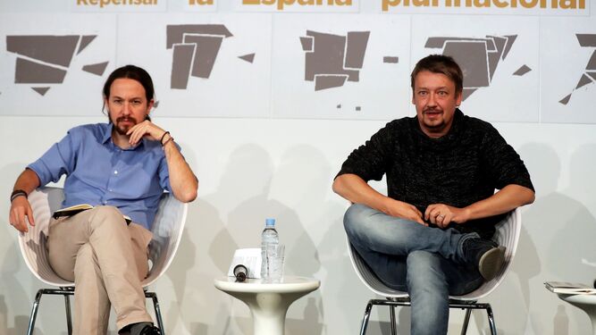 Pablo Iglesias y el portavoz de En Comú Podem en el Congreso y candidato de CatComú-Podem a la Generalitat, Xavier Domenech, ayer en un acto en Madrid.