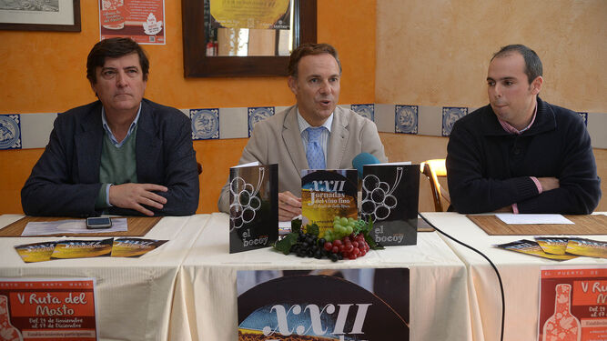 El alcalde, David de la Encina, junto al presidente del Ateneo, Francisco Javier Thuillier, y Jaime Soler de El Bocoy.