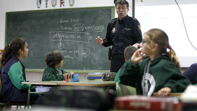 Un agente de la Policía Nacional imparte un taller sobre el uso de internet en Colegio Argantonio.