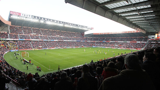 Vista general de El Molinón repleto de aficionados durante un encuentro del Sporting de Gijón.